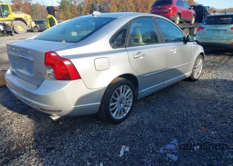 2011 Volvo S40 T5/T5 R-Design z USA, uszkodzony, nr VIN YV1672MS3B2544216